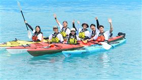 鍾瑶(左起)、瑞瑪席丹、KID、雷艾美、胡宇威、蔡昌憲跟胡宇威從花蓮划行獨木舟到石垣島。（圖／三立提供）