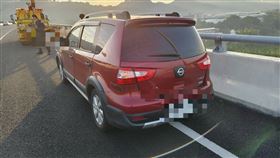 國道4離奇車禍！男墜落平面道路砸路邊車頂