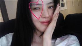 韓韶禧在韓國宣布戒嚴時，開心上傳自拍照挨轟。（圖／韓韶禧IG）