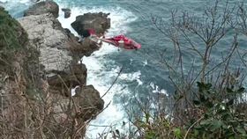 新北市貢寮區龍洞攀岩場今天(4日)發生一起意外事件，一名男子在該處攀岩時不慎墜落約20公尺，全身是血倒臥在一處平台，警消人員獲報到場，發現男子已明顯死亡，稍早前男子遺體已由空勤直升機吊掛至攀岩場上，詳細事發原因及男子身分仍待調查釐清。