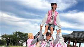 阿翔（中）把籃籃抬到半空中做特技啦啦隊動作。（圖／民視提供）