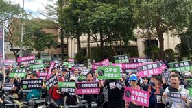 全國外送產業工會號召約200名外送員前往公平會陳抗。（圖／記者楊晏琳攝影）