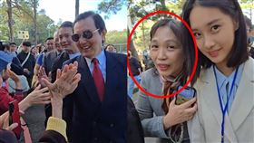 工作人員拉走中生、馬英九擊掌馬迷