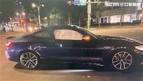 北市王女駕駛BMW轎跑車自撞基隆路的護欄。（圖／翻攝畫面）