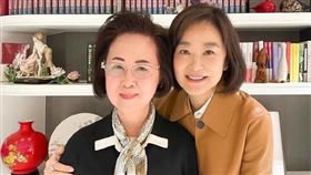 林青霞、瓊瑤（左）多年來都是好友。（圖／翻攝自微博）