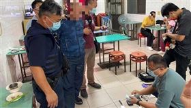 夏姓男子偽裝成外送員，拔出預藏西瓜刀，砍斷對方雙腳筋，血流不止。（圖／翻攝畫面）