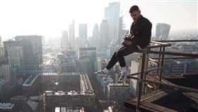 爬「西班牙最高橋樑」拍片，英網紅墜落64樓高喪命，(圖／翻攝自Lewis Stevenson FB)

