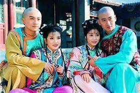 蘇有朋（左）憑藉《還珠格格》的「五阿哥」一角在大陸打開知名度。（圖／翻攝自微博）