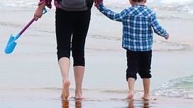 海邊、沙灘、玩水、太陽、晴朗、炎熱、母子、親子、小孩（示意圖／PIXABAY