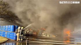 工廠火勢燃燒猛烈，伴隨黑煙竄出遮天。（圖／翻攝畫面）