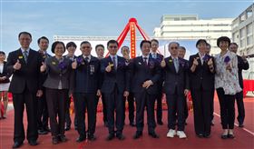  台灣日東電工股份有限公司高雄第四工廠新建工程開工動土典禮貴賓合影：高雄市政府經濟發展局副局長王宏榮(左1)、經濟部園管局主任秘書林千惠 (左2)、高雄市政府副秘書長王啟川(左3)、經濟部次長何晉滄(左4)、台灣日東電工股份有限公司董事長明堅健二郎(左5)、經濟部投資台灣事務所執行長張銘斌(左6)、經濟部產業園區管理局高屏分局長游淑惠(左7)、高雄市政府都市發展局主任秘書郁道玲(左8