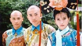 《還珠格格》「五阿哥」蘇有朋、「爾泰」陳志朋以及「小燕子」趙薇同框。翻攝新浪微博