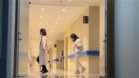 瓊瑤遺體移至第二殯儀館，家屬陪同到場。（圖／翻攝畫面）