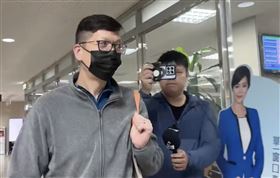 ▲陳俊源首次被傳喚後，被以150萬元交保，此次為第3度傳喚，面對媒體追問，不發一語。（圖／翻攝畫面）