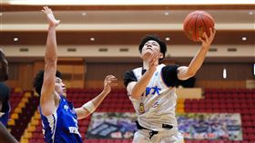 臺灣體大郭俊言(右)20分10籃板，另賞3阻攻。（圖／大專體總提供）
