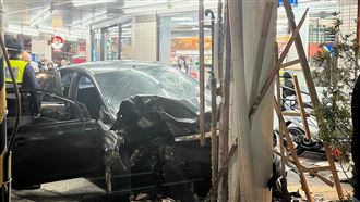 北投轎車衝撞超商騎樓　超商遭波及慘況曝