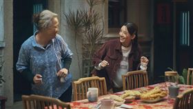 《不如海邊吹吹風》郭雪芙（右）和飾演奶奶的洪慧芳劇中相依為命。（圖／大川大立提供）