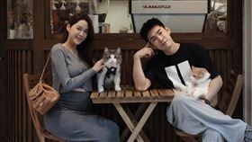 歐陽妮妮挺9月孕肚出門，驚訝有人沒發現自己的肚子。（圖／翻攝自歐陽妮妮IG）