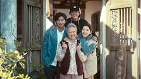 《不如海邊吹吹風》郭雪芙（右）和飾演奶奶的洪慧芳因戲培養深厚情感。（圖／大川大立提供）