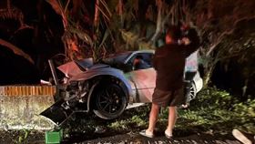 台南市東山區4日深夜發生一起嚴重車禍。（圖／翻攝自記者爆料網）