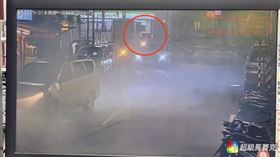 北投男開車失控撞進超商！驚悚瞬間曝光　車內「被搜出這1物」慘了。（圖／翻攝畫面）