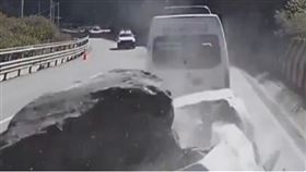 祕魯瓦羅奇里省日前發生，一輛皮卡車被從天而降的巨石擊中，導致車內3名亞洲及乘客死亡，另有1人重傷。（圖／翻攝自X）