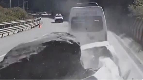 祕魯瓦羅奇里省一輛皮卡車日前被從天而降的巨石擊中，導致車內3人死亡，另有1人重傷。（圖／翻攝自X）