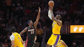 ▲詹姆斯（LeBron James）投進生涯第2451顆三分球，獨居史上第7。（圖／路透社／達志影像）