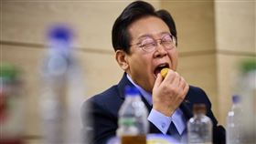 民主黨黨魁李在明擔任下任總統的機率大增，於是「李在明概念股」便成為觀察對象。（圖／翻攝自https://www.facebook.com/jaemyunglee/photos）