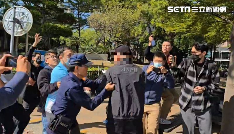夏男、鄭男爆發衝突，現場警方衝上前拉開2人。（圖／資料照）