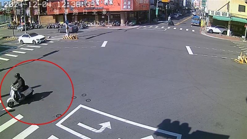 行人地獄！機車闖紅燈　斑馬線上追撞女童