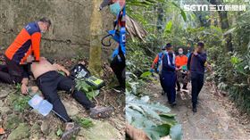 登頂後沒多久王男身體開始出現不適，下山已來不及，倒地命危。（圖／翻攝畫面）
