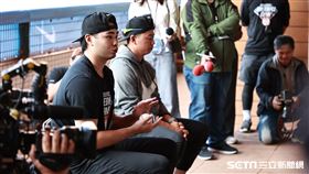 ▲NIKE青棒訓練營，旅美投手陳柏毓（左）和小球員分享經驗。（圖／記者劉彥池攝影）