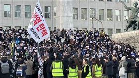 韓國國會前燭光集會韓國最大在野黨共同民主黨4日下午發起集會，邀請不滿這次戒嚴事件及尹錫悅政府執政的民眾到國會大樓前階梯重現燭光集會。中央社記者廖禹揚攝 113年12月4日