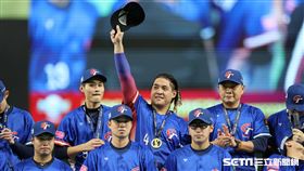 ▲台灣奪下世界12強棒球錦標賽冠軍，吉力吉撈・鞏冠在頒獎典禮脫帽和球迷致意。（圖／特派記者劉彥池攝影）
