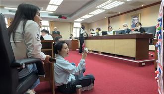 徐巧芯坐地上緊盯！王義川爆氣開罵徐欣瑩