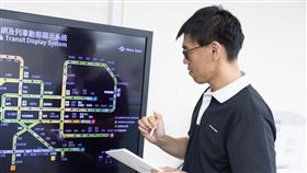 許庭榮天生失聰，卻從不退縮努力克服聽力障礙。（圖／北捷提供）