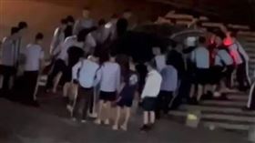 警察專科學校一名楊姓女大隊長於昨（4）日晚間駕車時發生意外。（圖／翻攝自記者爆料網）