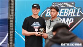 ▲NIKE青棒訓練營，王建民頒發最佳投手獎。（圖／記者劉彥池攝影）