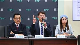 民眾黨團由立法委員黃國昌、麥玉珍與林國成，召開「長官好大我好怕！放任高層霸凌，人民超袂爽！」記者會。(圖/民眾黨團提供)