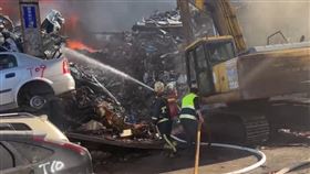 回收車場在稍早發生嚴重火警。（圖／翻攝畫面）