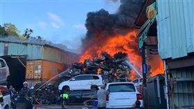 上千車殼瞬間陷入火海，場面相當危險。（圖／警方提供）