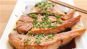 鮭魚、秋刀魚擁有豐富的「Omega-3」不飽和脂肪酸，能降低心血管疾病風險，但吃過多恐怕會增加體脂。（圖／Pixabay）