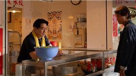 高捷在《春行》中飾演麵攤老闆，跟喜翔簡單溝通幾句就開演。（圖／今日影像藝術提供）