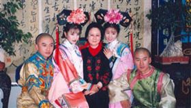 瓊瑤早期合照《還珠格格》班底。（圖／翻攝自微博）