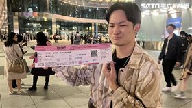 王姓歌迷皺眉表示，沒買到票只能自己做一張「下水道VIP」。（圖／記者黃翎瑄攝）