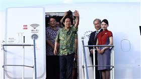 賴總統抵達帛琉　揮手致意總統賴清德（前中）出訪太平洋友邦，專機在帛琉時間5日下午抵達帛琉國際機場，賴總統走出機艙時，開心向等候眾人揮手致意。中央社記者翁睿坤帛琉攝  113年12月5日