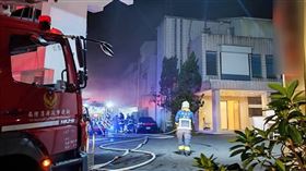 新店區驚傳廠房火警，場面相當驚悚。（圖／警方提供）