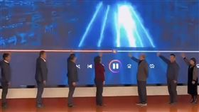 中國高科技活動攏係假！官員隔空觸控放煙火　畫面冒出「影片進度條」。抖音