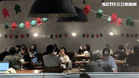 大巨蛋場館外的餐廳擠滿周杰倫粉絲聽漏音。（圖／記者趙于瑩攝影）